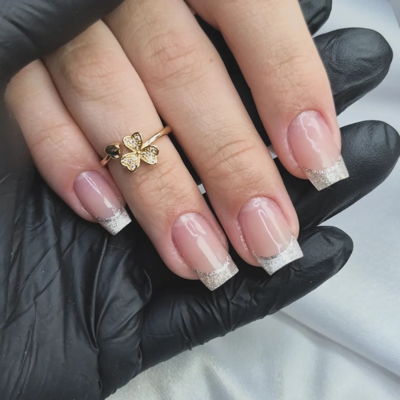 Francesinha com ponta em glitter prateado sobre base nude