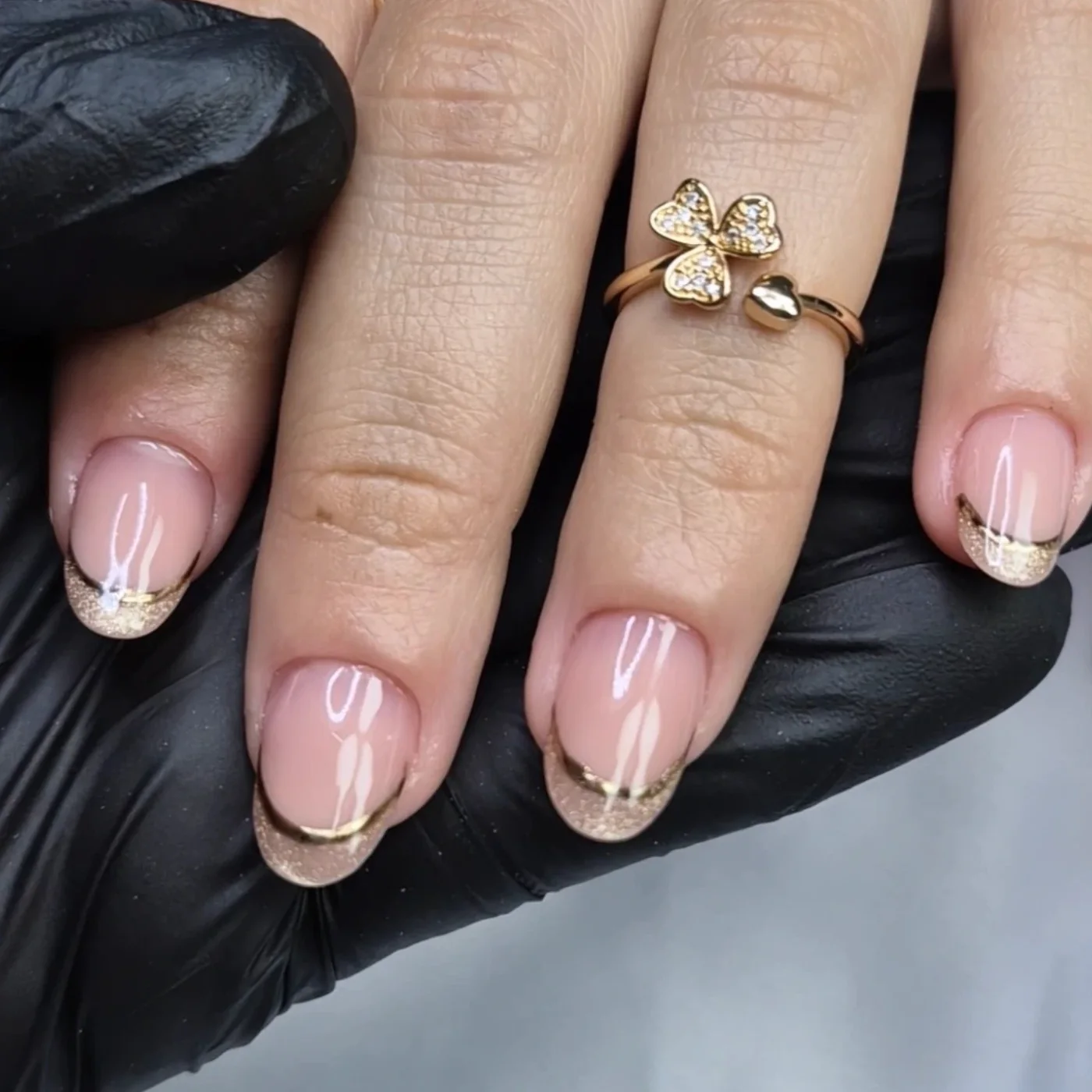 Francesinha com ponta dourada e glitter sobre base nude