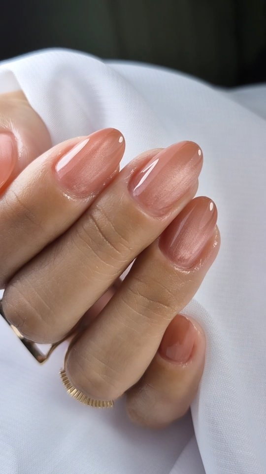 Unhas ovais com esmaltação nude cromada acobreada